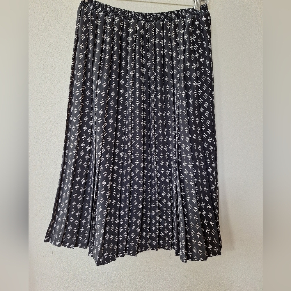 Vintage Leslie Fay Geometric Print Pleated Skirt. Womens size 8